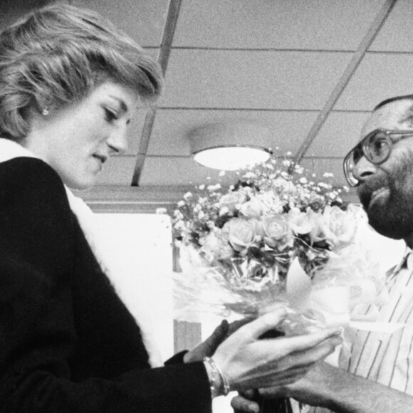 Lady Diana recevant un bouquet de fleurs de la part de Martin Johnson, patient atteint de la maladie du sid, au Mildmay Mission Hospital à Londres en 1989