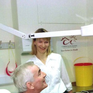 La princesse Diana dans un hôpital à Londres pour visiter des patients atteints de la maladie du sida en 1994