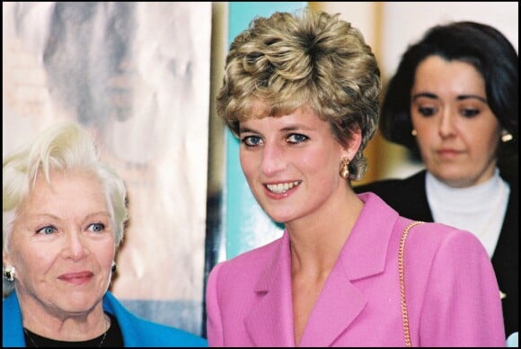 Line Renaud et la princesse Diana visitent le kiosque d'information sur la maladie du sida à Paris en novembre 1992