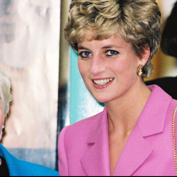 Line Renaud et la princesse Diana visitent le kiosque d'information sur la maladie du sida à Paris en novembre 1992