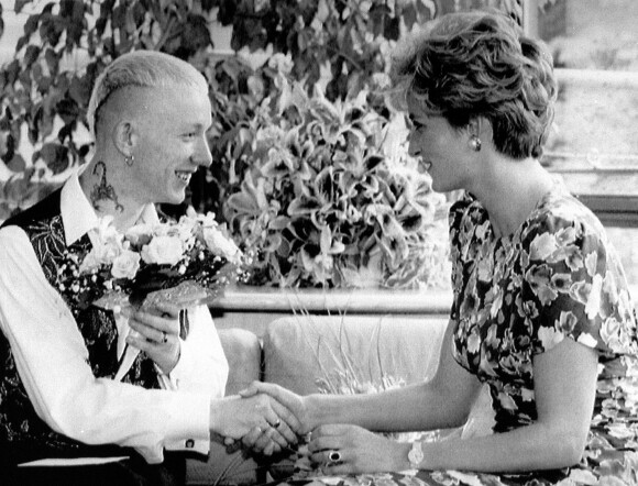 La princesse Diana serrant la main de William Drake, un patient atteint de la maladie du sida à la London Lighthouse Aids Centre, en 1992 