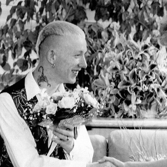 La princesse Diana serrant la main de William Drake, un patient atteint de la maladie du sida à la London Lighthouse Aids Centre, en 1992 