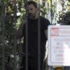Exclusif - Ben Affleck et une mystérieuse inconnue partagent une cigarette dans le centre de désintoxication bouddhiste de Los Angeles. Ils semblent très proche, le 12 octobre 2017.