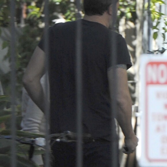 Exclusif - Ben Affleck et une mystérieuse inconnue partagent une cigarette dans le centre de désintoxication bouddhiste de Los Angeles. Ils semblent très proche, le 12 octobre 2017.
