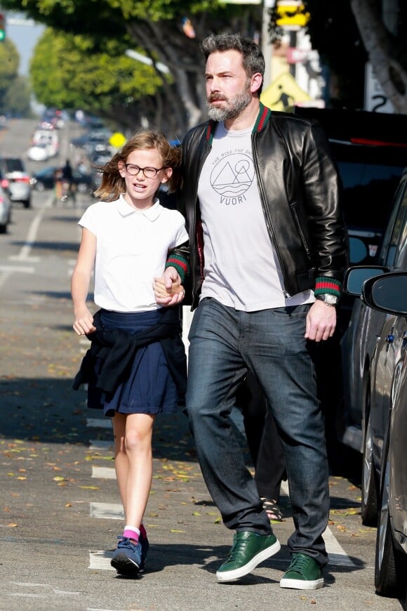 Ben Affleck et sa fille Violet se promènent dans les rues de Santa Monica, le 12 octobre 2017.