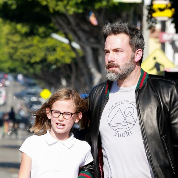 Ben Affleck et sa fille Violet se promènent dans les rues de Santa Monica, le 12 octobre 2017.