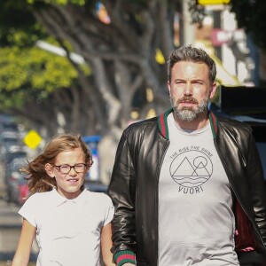 Ben Affleck et sa fille Violet se promènent dans les rues de Santa Monica, le 12 octobre 2017.