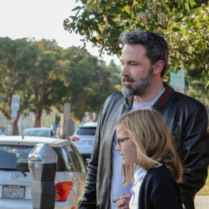 Ben Affleck tient la main de sa fille Violet alors qu'ils sortent de chez l'optométriste à Brentwood. L'acteur porte une veste Gucci, le 12 octobre 2017.