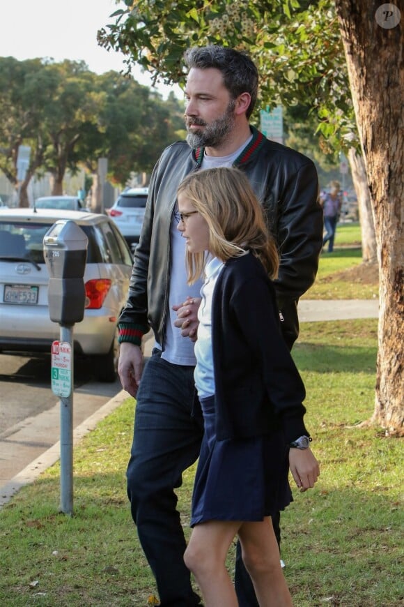Ben Affleck tient la main de sa fille Violet alors qu'ils sortent de chez l'optométriste à Brentwood. L'acteur porte une veste Gucci, le 12 octobre 2017.