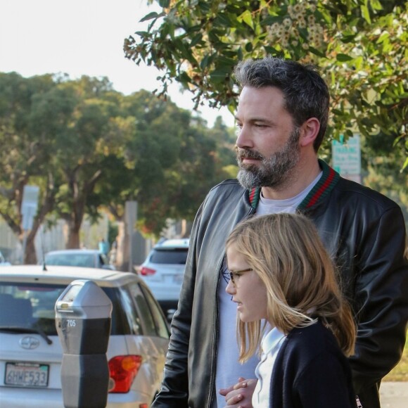 Ben Affleck tient la main de sa fille Violet alors qu'ils sortent de chez l'optométriste à Brentwood. L'acteur porte une veste Gucci, le 12 octobre 2017.