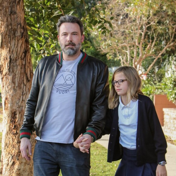 Ben Affleck tient la main de sa fille Violet alors qu'ils sortent de chez l'optométriste à Brentwood, le 12 octobre 2017.
