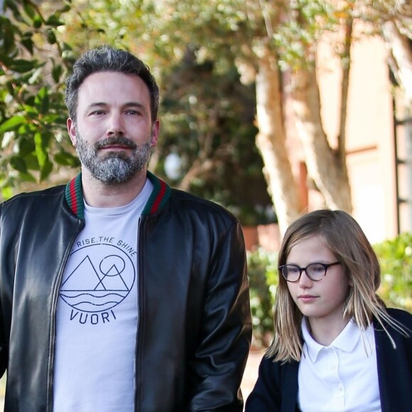 Ben Affleck et J. Garner se retrouvent avec leurs filles S. et Violet pour déguster une glace chez Rori's à Santa Monica, le 12 octobre 2017.