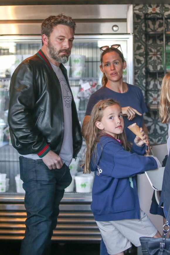Ben Affleck et Jennifer Garner se retrouvent avec leurs filles Seraphina et Violet pour déguster une glace chez Rori's à Santa Monica, le 12 octobre 2017.