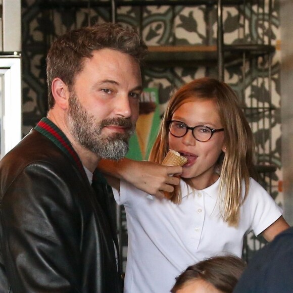 Ben Affleck et Jennifer Garner se retrouvent avec leurs filles Seraphina et Violet pour déguster une glace chez Rori's à Santa Monica, le 12 octobre 2017.