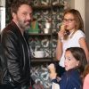 Ben Affleck et Jennifer Garner se retrouvent avec leurs filles Seraphina et Violet à Santa Monica, le 12 octobre 2017.