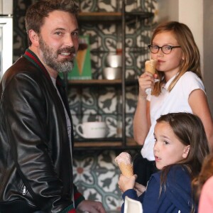 Ben Affleck et Jennifer Garner se retrouvent avec leurs filles Seraphina et Violet à Santa Monica, le 12 octobre 2017.