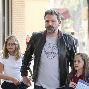 Ben Affleck et Jennifer Garner se retrouvent avec leurs filles Seraphina et Violet pour déguster une glace chez Rori's à Santa Monica, le 12 octobre 2017.