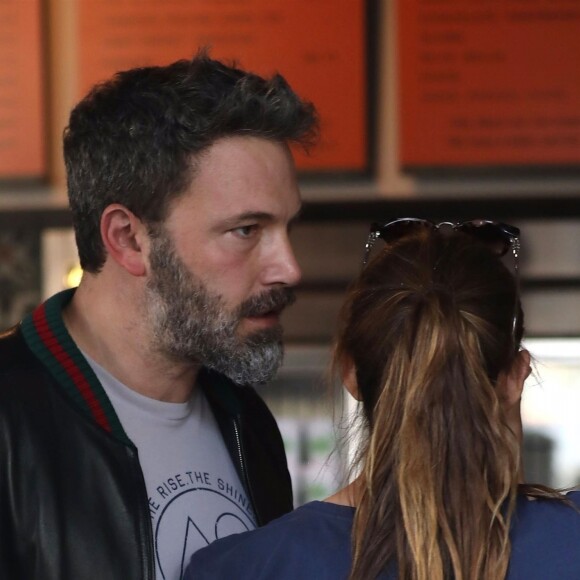 Ben Affleck et Jennifer Garner se retrouvent avec leurs filles Seraphina et Violet pour déguster une glace chez Rori's à Santa Monica, le 12 octobre 2017.