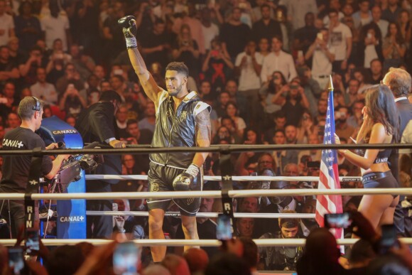 Tony Yoka s'offre une deuxième victoire face à l'américain Jonathan Rice lors de son second combat professionnel au Zénith de Paris, France, le 14 octobre 2017. Tony Yoka remporte aux points son deuxième combat professionnel contre l'Américain. © CVS/Bestimage