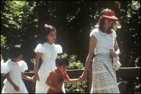 Mia Farrow avec ses enfants adoptifs Soon-Yi et Moses à New York en 1982