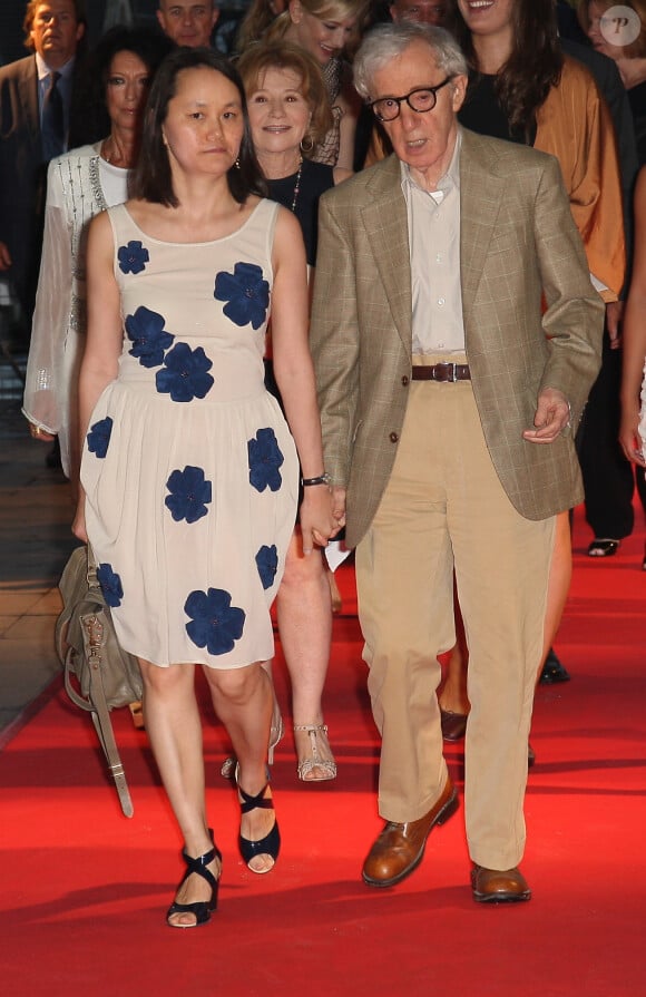 Soon-Yi Previn et son mari Woody Allen lors de l'avant-première du film "Blue Jasmine" à l'UGC Bercy à Paris, le 27 août 2013