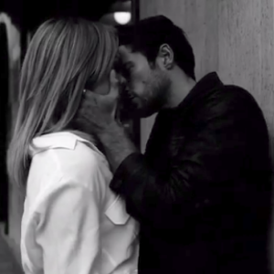 Caroline Receveur et Hugo Philip échangent des baisers en plein rue lors d'un tournage. Ocotbre 2017.
