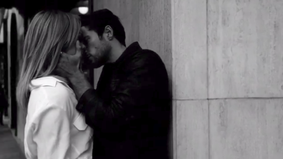 Caroline Receveur et Hugo Philip échangent des baisers en plein rue lors d'un tournage. Ocotbre 2017.