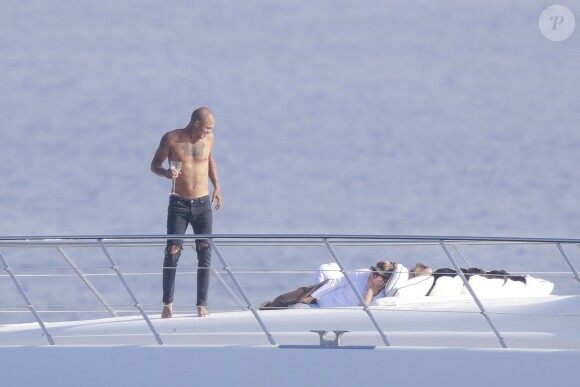 Exclusif - Chloe Green et son compagnon Jeremy Meeks profitent d'une journée ensoleillée sur le "Lionheart" au large de Monaco, le 5 octobre 2017.
