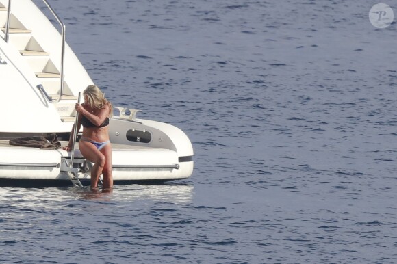 Exclusif - Chloe Green et son compagnon Jeremy Meeks profitent d'une journée ensoleillée sur le "Lionheart" au large de Monaco, le 5 octobre 2017.