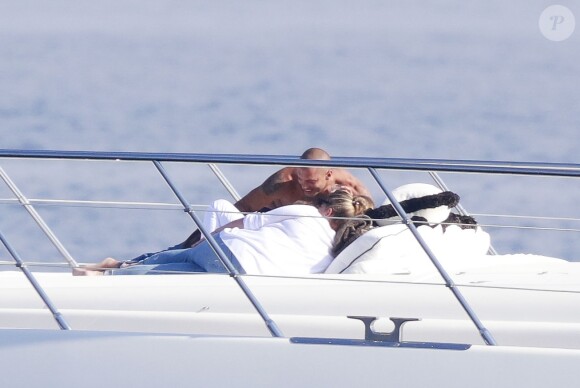 Exclusif - Chloe Green et son compagnon Jeremy Meeks profitent d'une journée ensoleillée sur le "Lionheart" au large de Monaco, le 5 octobre 2017.