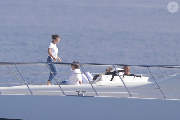 Exclusif - Chloe Green et son compagnon Jeremy Meeks profitent d'une journée ensoleillée sur le "Lionheart" au large de Monaco, le 5 octobre 2017.