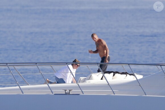 Exclusif - Chloe Green et son compagnon Jeremy Meeks profitent d'une journée ensoleillée sur le "Lionheart" au large de Monaco, le 5 octobre 2017.