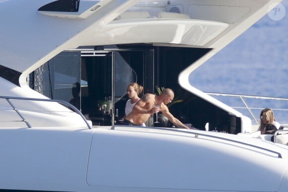 Exclusif - Chloe Green et son compagnon Jeremy Meeks profitent d'une journée ensoleillée sur le "Lionheart" au large de Monaco, le 5 octobre 2017.