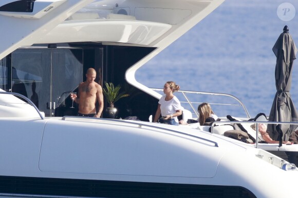 Exclusif - Chloe Green et son compagnon Jeremy Meeks profitent d'une journée ensoleillée sur le "Lionheart" au large de Monaco, le 5 octobre 2017.