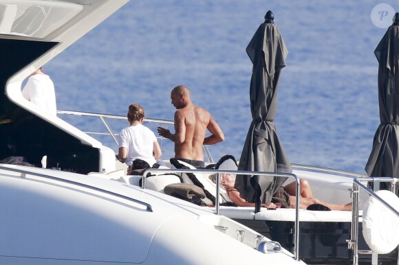 Exclusif - Chloe Green et son compagnon Jeremy Meeks profitent d'une journée ensoleillée sur le "Lionheart" au large de Monaco, le 5 octobre 2017.