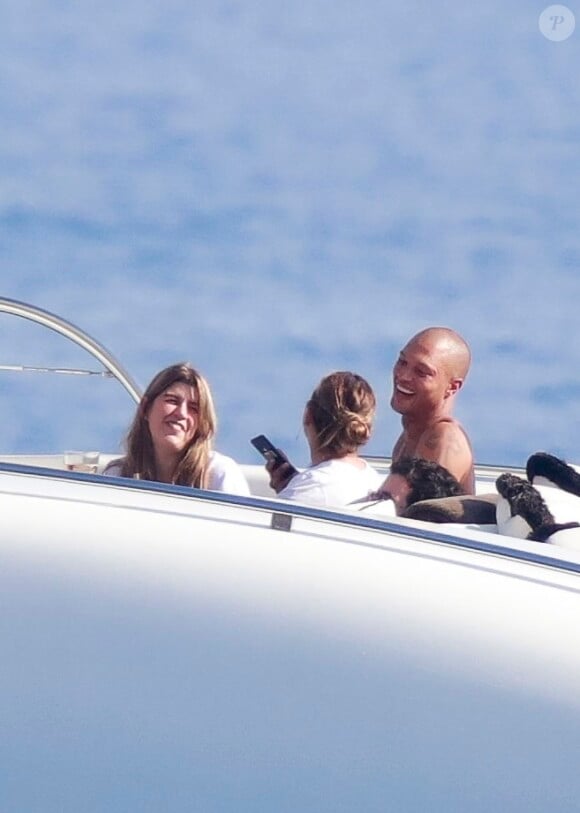 Exclusif - Chloe Green et son compagnon Jeremy Meeks profitent d'une journée ensoleillée sur le "Lionheart" au large de Monaco, le 5 octobre 2017.