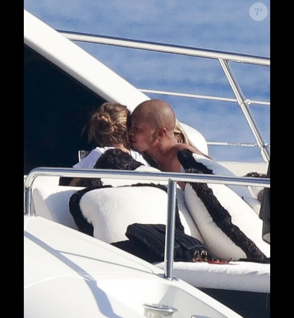 Exclusif - Chloe Green et son compagnon Jeremy Meeks profitent d'une journée ensoleillée sur le "Lionheart" au large de Monaco, le 5 octobre 2017.