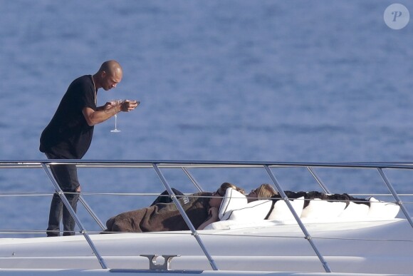 Exclusif - Chloe Green et son compagnon Jeremy Meeks profitent d'une journée ensoleillée sur le "Lionheart" au large de Monaco, le 5 octobre 2017.