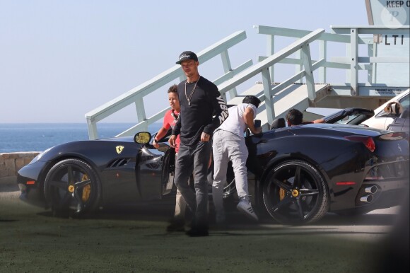 Exclusif - Jeremy Meeks et son fils Jeremy Jr font un tour de Ferrari à Malibu, le 15 octobre 2017.