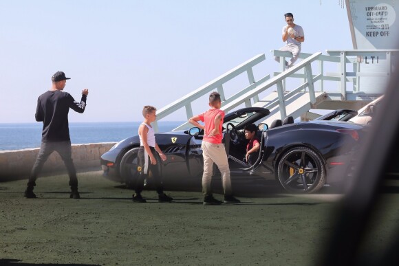 Exclusif - Jeremy Meeks et son fils Jeremy Jr font un tour de Ferrari à Malibu, le 15 octobre 2017.