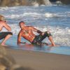 Exclusif - Jeremy Meeks en pleine séance photo avec son manager, le photographe Jim Jordan, sur une plage à Los Angeles, le 15 octobre 2017 .