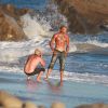 Exclusif - Jeremy Meeks en pleine séance photo avec son manager, le photographe Jim Jordan, sur une plage à Los Angeles, le 15 octobre 2017 .