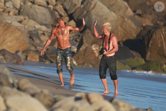 Exclusif - Jeremy Meeks en pleine séance photo avec son manager, le photographe Jim Jordan, sur une plage à Los Angeles, le 15 octobre 2017 .