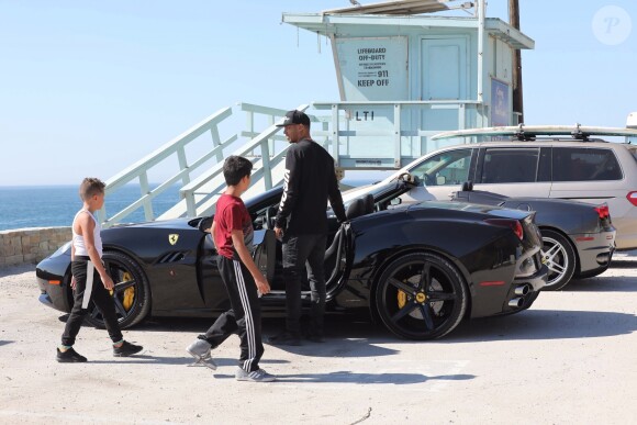 Exclusif - Jeremy Meeks et son fils Jeremy Jr font un tour de Ferrari à Malibu, le 15 octobre 2017.