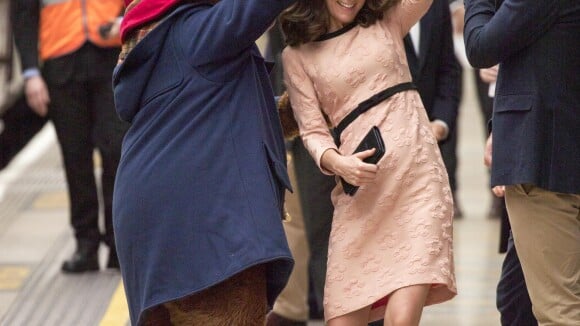 Kate Middleton : Enceinte, la duchesse se déhanche joyeusement en pleine gare !