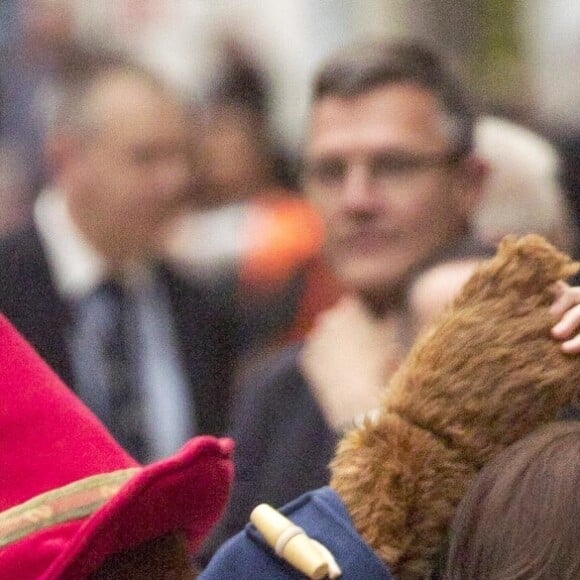 Kate Middleton, enceinte et vêtue d'une robe Orla Kiely, s'est laissé entraîner dans une danse par l'ours Paddington sur le quai de la gare de Paddington, à Londres le 16 octobre 2017, lors d'un événement du Charities Forum auquel elle prenait part avec le prince William et le prince Harry.