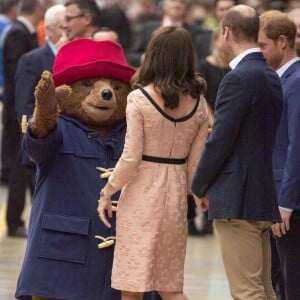 Kate Middleton, enceinte et vêtue d'une robe Orla Kiely, s'est laissé entraîner dans une danse par l'ours Paddington sur le quai de la gare de Paddington, à Londres le 16 octobre 2017, lors d'un événement du Charities Forum auquel elle prenait part avec le prince William et le prince Harry.