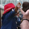 Kate Middleton, enceinte et vêtue d'une robe Orla Kiely, s'est laissé entraîner dans une danse par l'ours Paddington sur le quai de la gare de Paddington, à Londres le 16 octobre 2017, lors d'un événement du Charities Forum auquel elle prenait part avec le prince William et le prince Harry.
