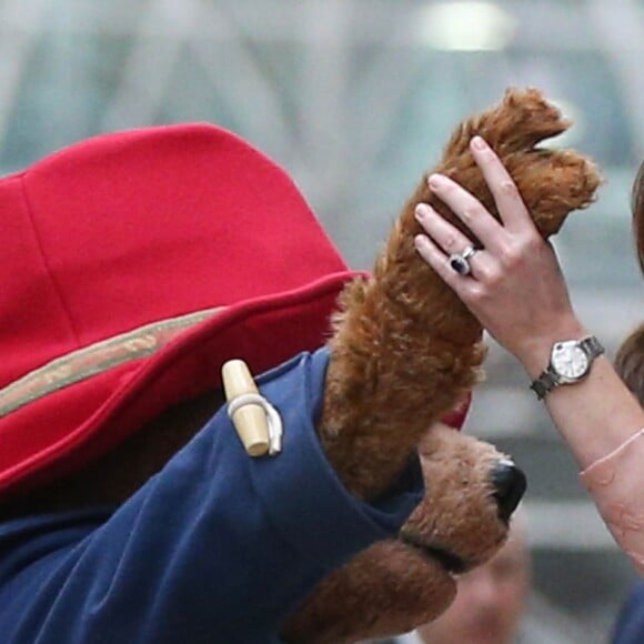 Kate Middleton, enceinte et vêtue d'une robe Orla Kiely, s'est laissé entraîner dans une danse par l'ours Paddington sur le quai de la gare de Paddington, à Londres le 16 octobre 2017, lors d'un événement du Charities Forum auquel elle prenait part avec le prince William et le prince Harry.