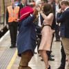 Kate Middleton, enceinte et vêtue d'une robe Orla Kiely, s'est laissé entraîner dans une danse par l'ours Paddington sur le quai de la gare de Paddington, à Londres le 16 octobre 2017, lors d'un événement du Charities Forum auquel elle prenait part avec le prince William et le prince Harry.
